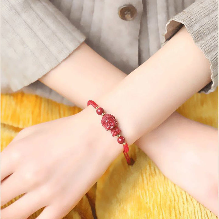 Armband Zinnober Chinesisches Tierkreis Segen am Handgelenk getragen