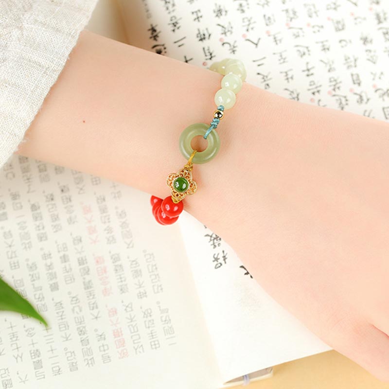 Armband Zinnober Jade – Segen Energie am Handgelenk getragen grüner Stein