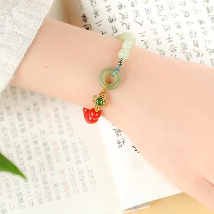 Armband Zinnober Jade – Segen Energie am Handgelenk getragen grüner Stein