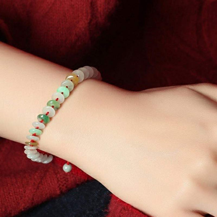 Jade Armband mit bunten Steinen am Handgelenk eleganter Look