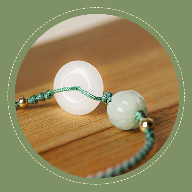 Armband Weiße Jade grüne Schnur Naturstein elegant Holzoberfläche Glück Frieden