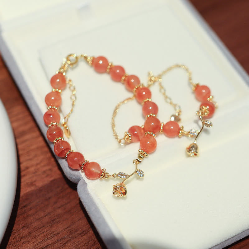 Armband Roter Achat – Ruhe mit facettierten Perlen und goldenen Elementen