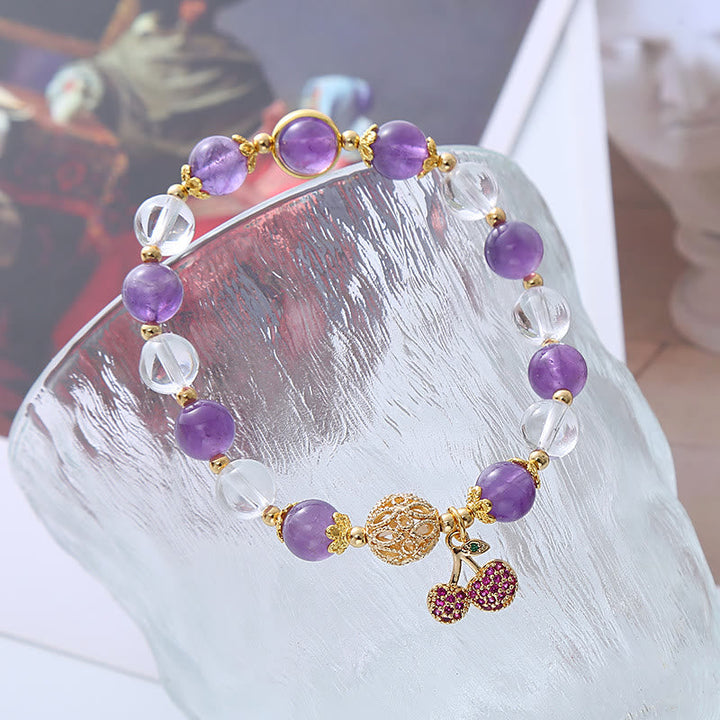 Armband Weißer Kristall Amethyst mit goldenen Perlen elegant getragen