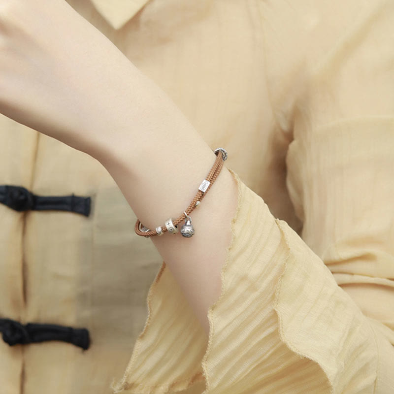 Kupfer Armband mit silbernen Perlen am Handgelenk getragen elegant