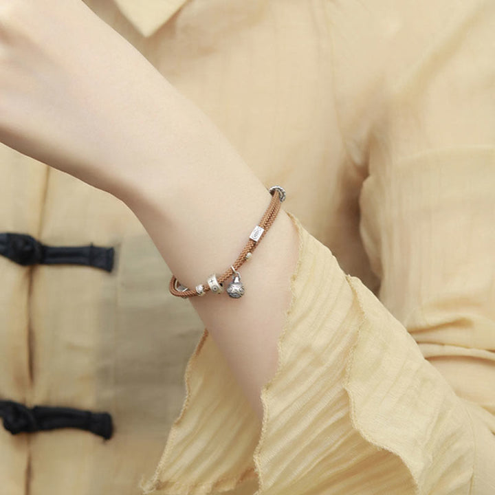 Kupfer Armband mit silbernen Perlen am Handgelenk getragen elegant