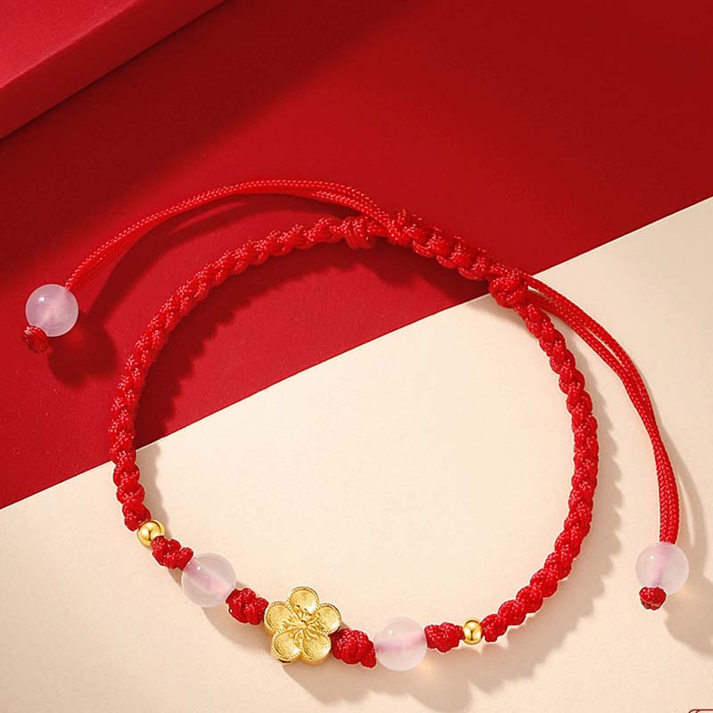 Rotes Seidenarmband mit Pfirsichblüte Glücksbringer Charm elegantes Design.