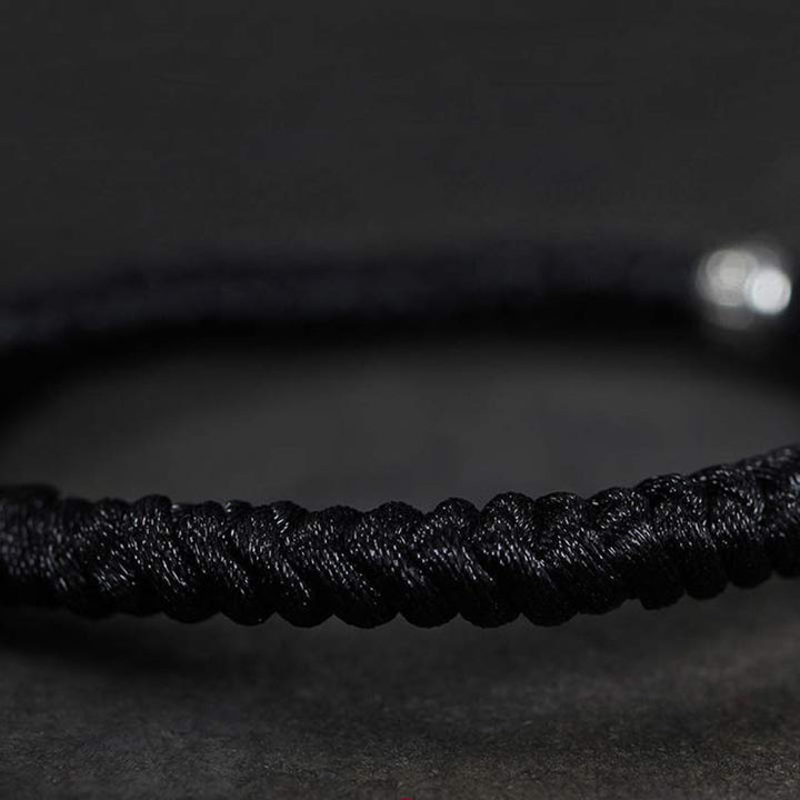 Schwarzes geflochtenes Armband Nahaufnahme strukturiertes Design elegant