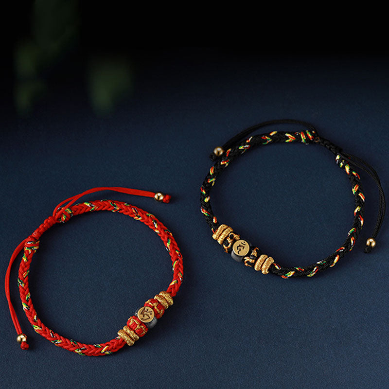 Rotes und schwarzes Armband mit goldenen chinesischen Tierkreis Glücksanhängern.