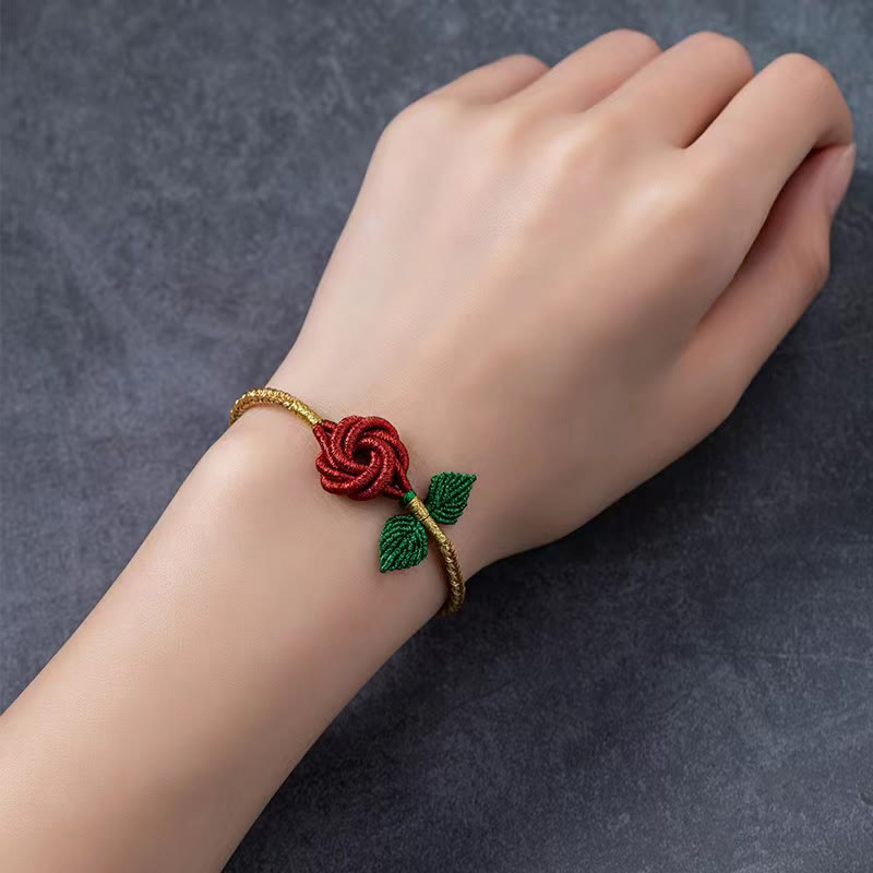 Rotes Rosen-Armband – Glück & Frieden & Energie am Handgelenk getragen