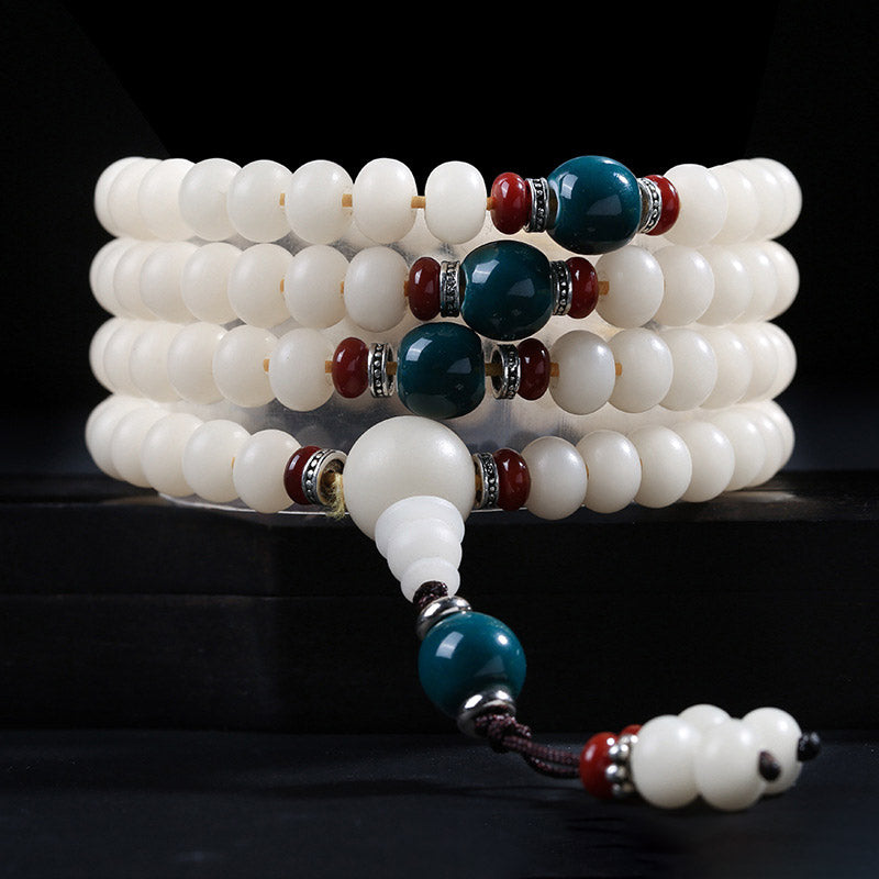 Bodhi Lotus Armband mit weißen Perlen und Talisman Anhänger elegant.