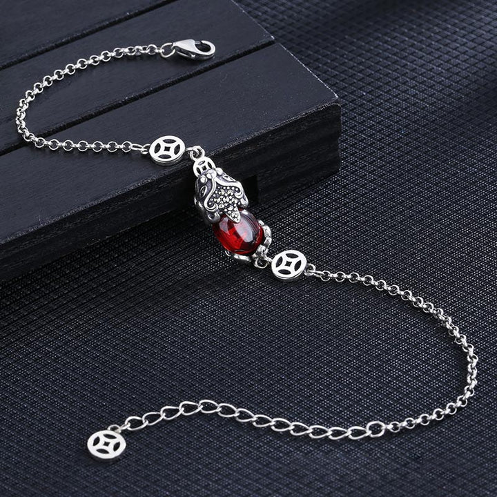 Silbernes Pixiu Armband mit rotem Stein Wohlstand und Energie.