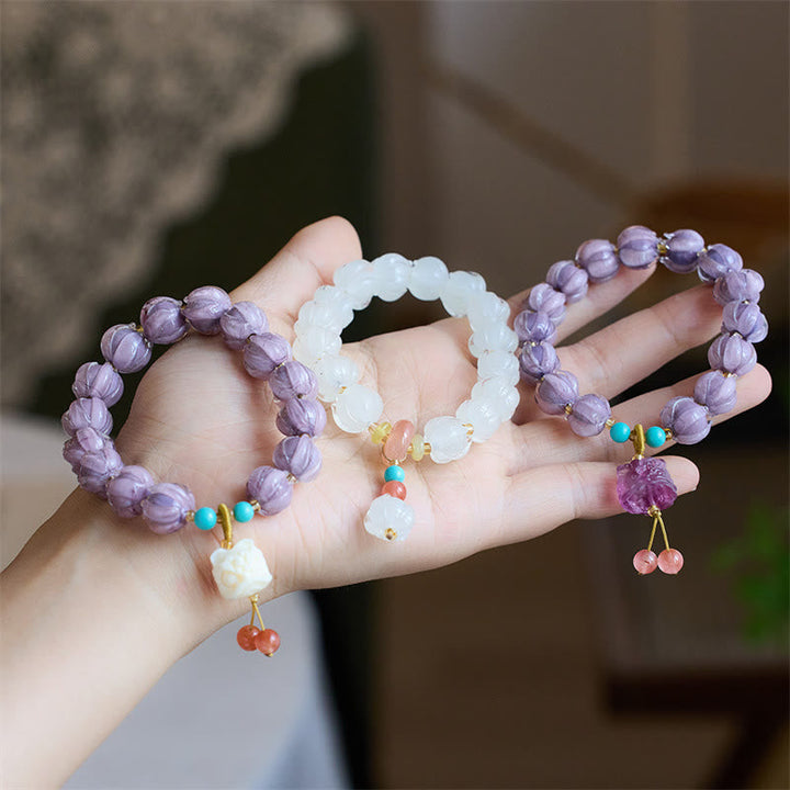 Armband Fluorit Lotus in Violett und Weiß am Handgelenk
