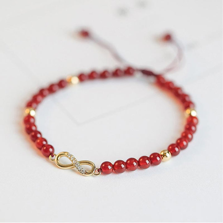 Armband Roter Achat mit Kleeblatt Charm elegant am Handgelenk getragen