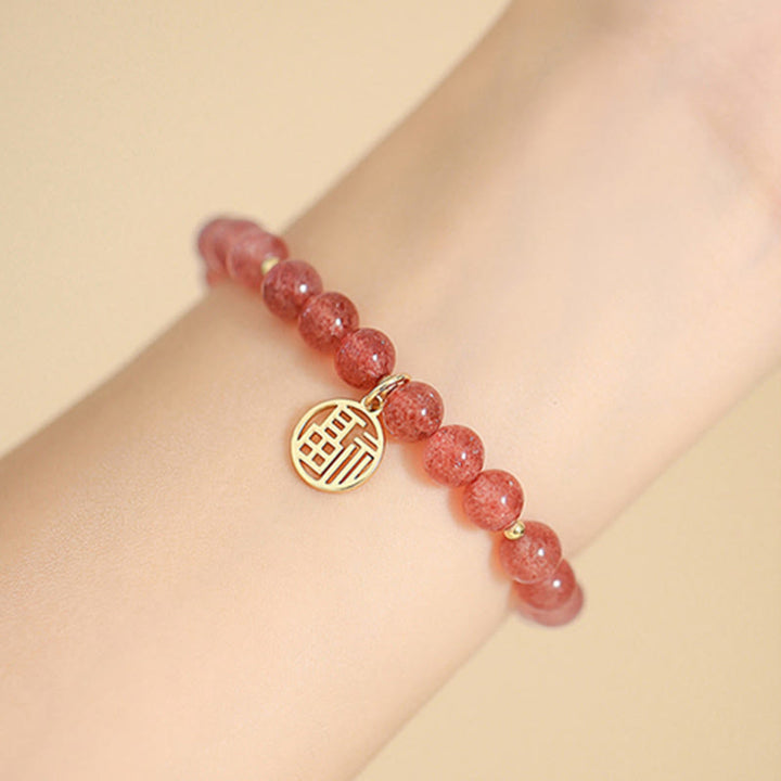 Armband Erdbeerquarz Fu-Zeichen Heilung elastisch Naturstein Handgelenk getragen