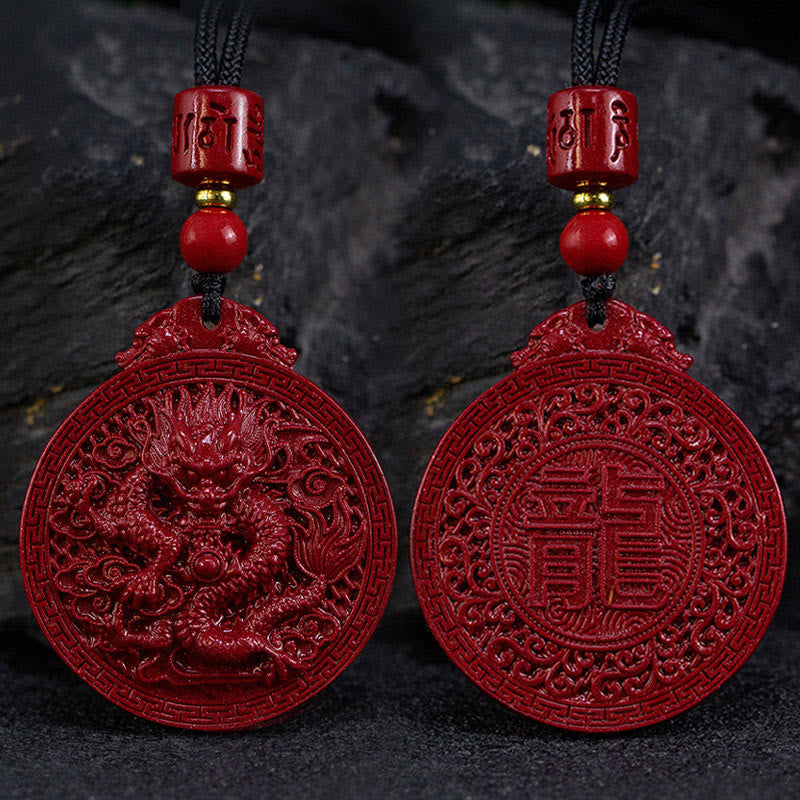Rote Zinnober Drachen Kette mit traditionellen chinesischen Mustern getragen.