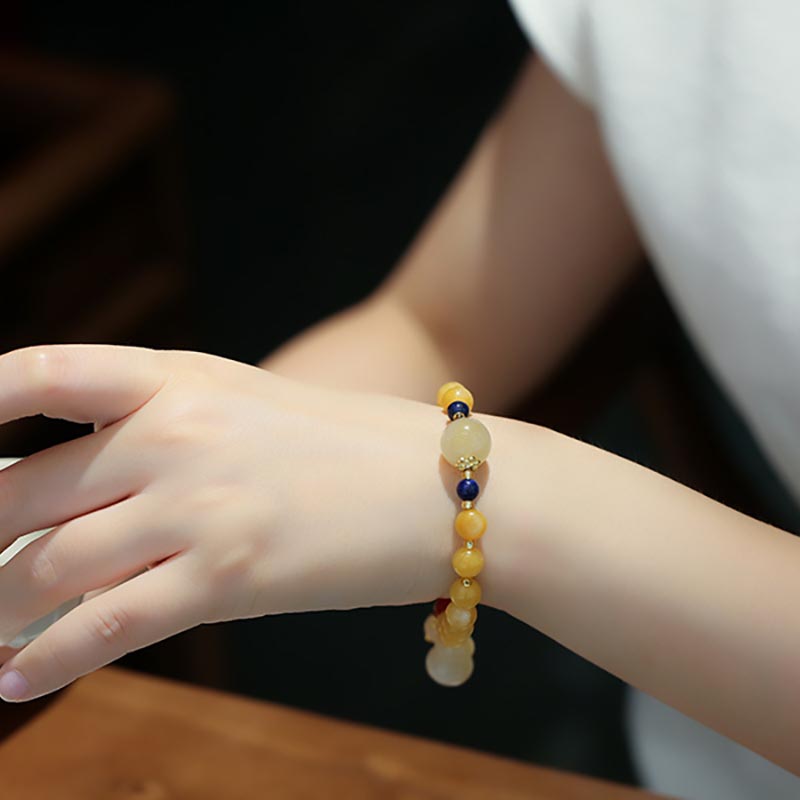 Jade Armband Gold mit gelben Steinen elegant am Handgelenk getragen