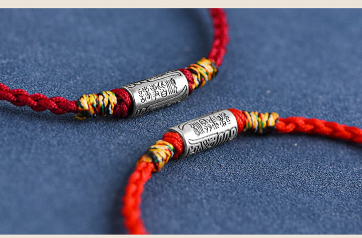 Rotes Armband 925 Silber – Schutz & Stärke mit goldenem Schmuck Detailaufnahme