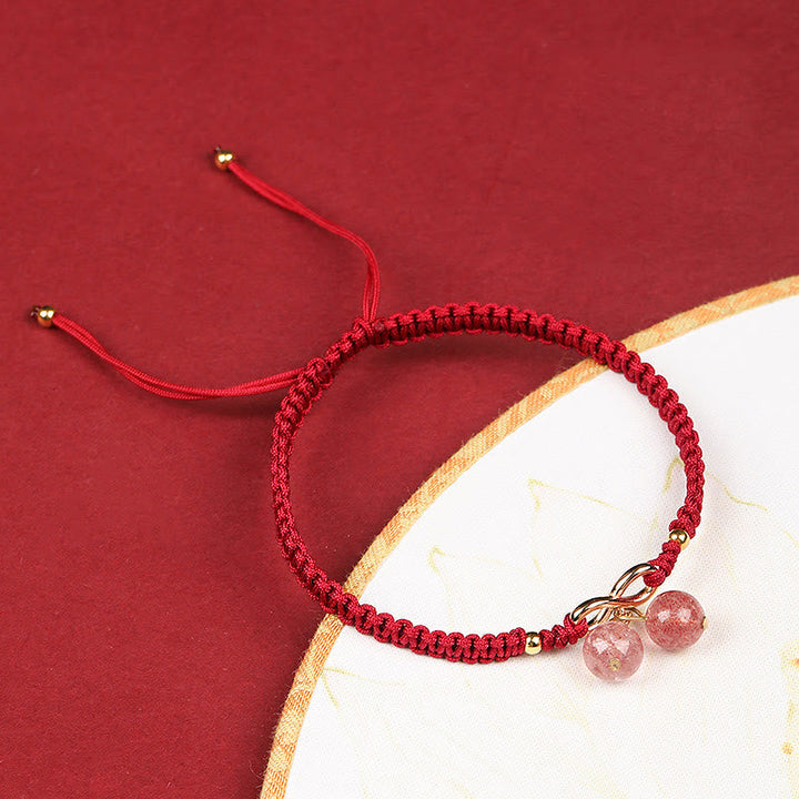 Rotes Armband Erdbeerquarz mit goldenen Perlen elastisch.