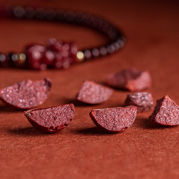 Rotes Granat Armband mit glitzernden Steinen elegant arrangiert.