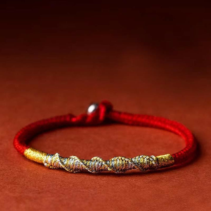 Rotes Seidenarmband mit goldenen Perlen Schutz Glück elegant