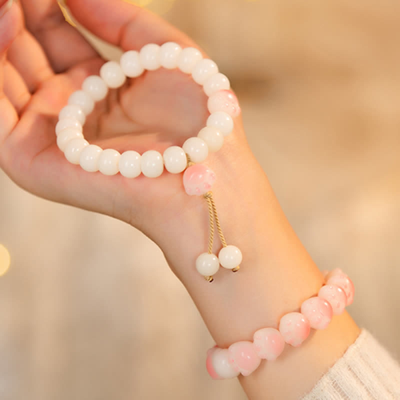 Weiße und rosa Perlen Armbänder am Handgelenk elegant getragen