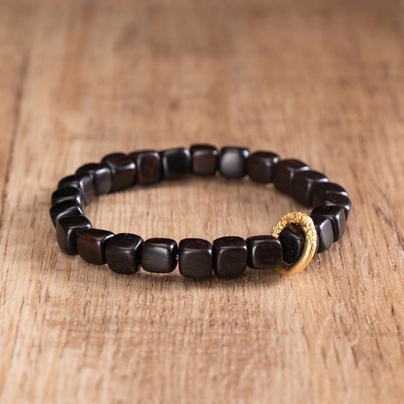 Armband Ebenholz – Balance & Ruhe mit goldenem Verschluss getragen