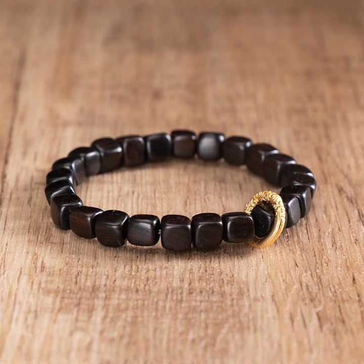Armband Ebenholz – Balance & Ruhe mit goldenem Verschluss getragen