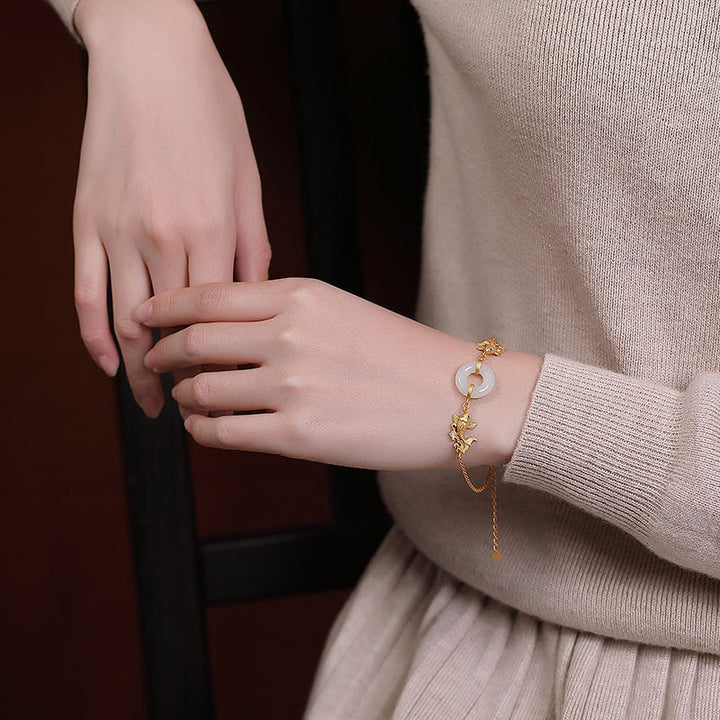 Armband Weiße Jade Koi Fisch am Handgelenk getragen elegant golden