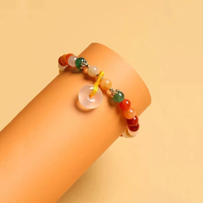 Jade Armband mit bunten Perlen und goldenem Charm getragen