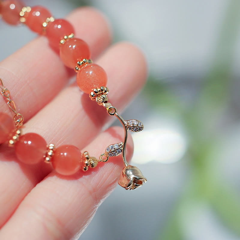 Armband Roter Achat – Ruhe mit goldfarbenen Perlen und Charm am Handgelenk.