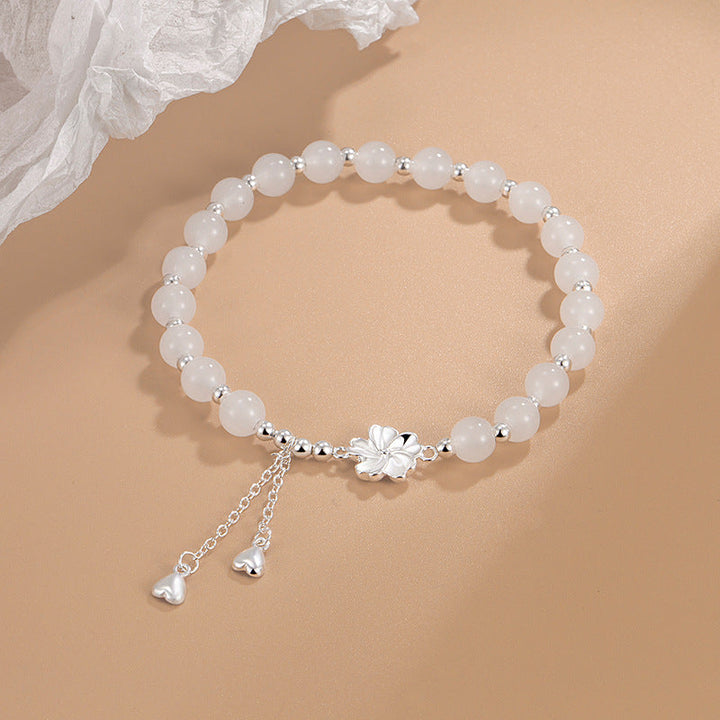 Armband Weiße Jade Pfirsichblüte – Glück mit silbernen Perlen elegant.