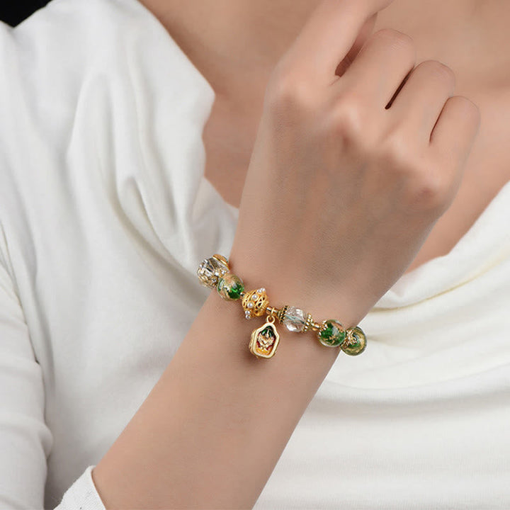 Armband 925 Silber Kupfer mit grünen Perlen am Handgelenk getragen elegant