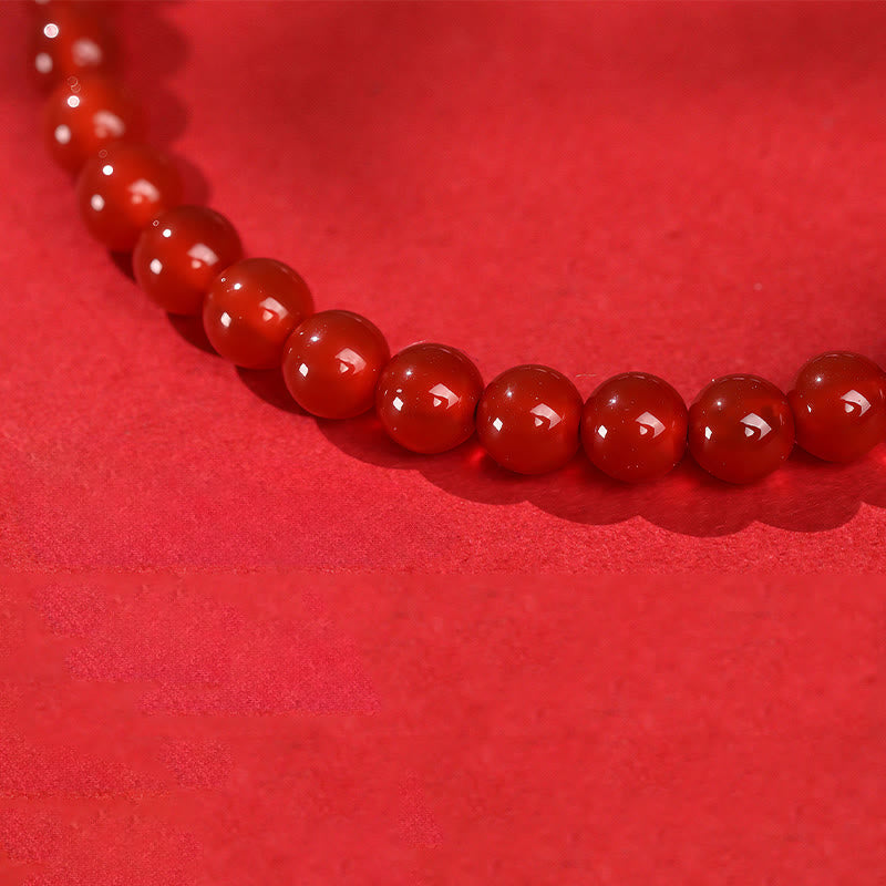 Armband 925 Silber Roter Achat Ruhe glänzende Perlen auf rotem Hintergrund