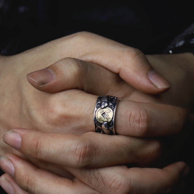 Silberner Ring mit Glücksmünze am Finger getragen Feng Shui