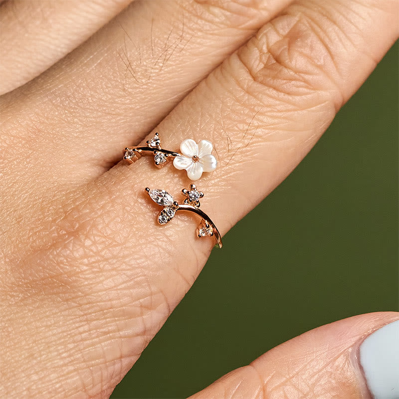 Ring 925 Silber mit weißer Blume und Kristallsteinen elegant getragen