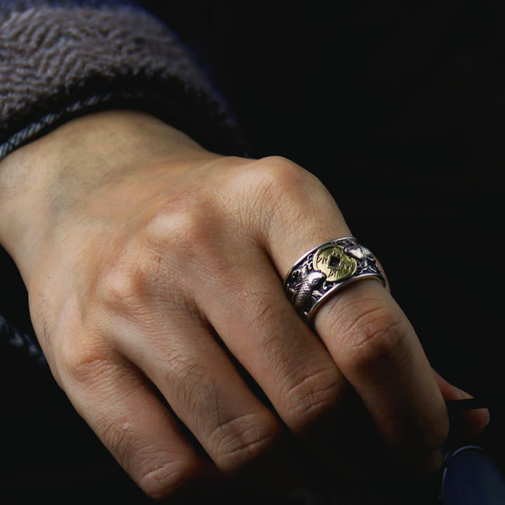 Silber Ring mit Koi Fisch Motiv für Glück und Wohlstand getragen