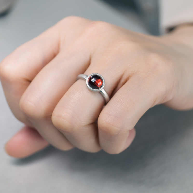 Ring 925 Silber Granat Schutz elegant mit roten Steinen getragen