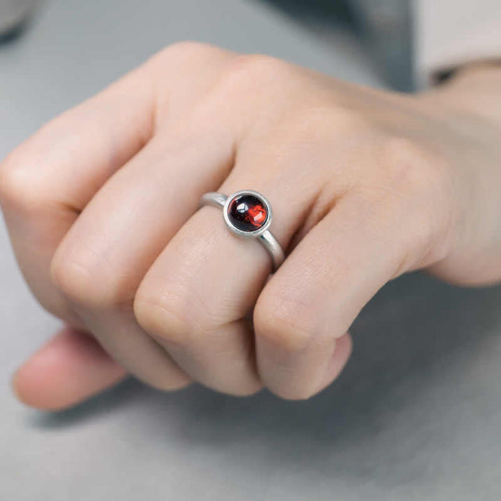 Ring 925 Silber Granat Schutz elegant mit roten Steinen getragen