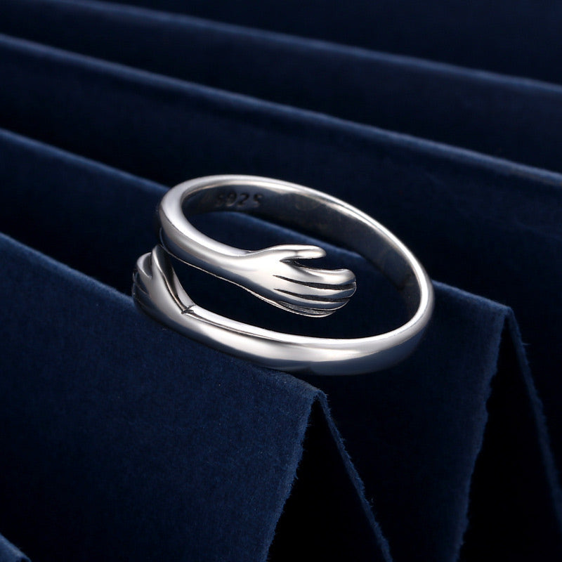 Ring 925 Silber Umarmung – Liebe Symbol Händehaltung Samt Hintergrund