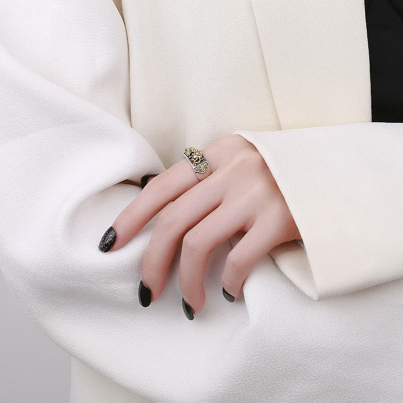 Pixiu Ring aus Silber getragen Hand schwarzer Nagellack Glück Wohlstand