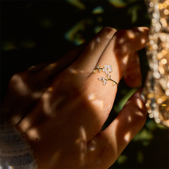 Ring 925 Silber Weiße Blume getragen an Hand Segen Glück