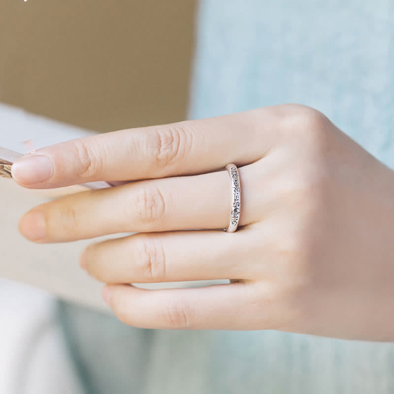 Silberner Ring mit Om Mani Padme Hum Gravur am Finger, spirituell elegant