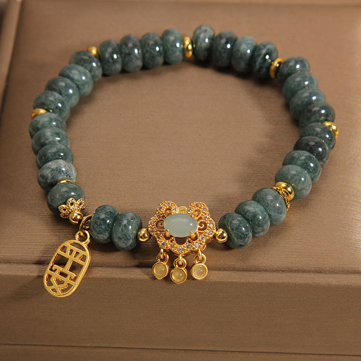 Jade Armband grüner Stein goldene Verzierungen elegant getragen