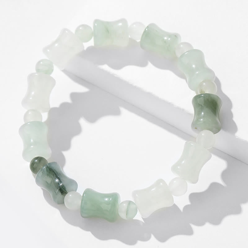 Armband Jade Bambus grüne weiße Perlen Naturstein elastisch getragen