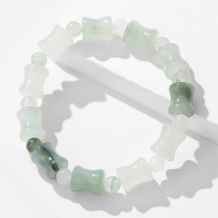 Armband Jade Bambus grüne weiße Perlen Naturstein elastisch getragen