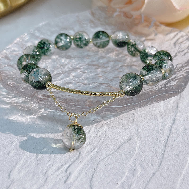 Armband Grün Phantom Kristall Selbstvertrauen auf weißer Oberfläche Nahaufnahme