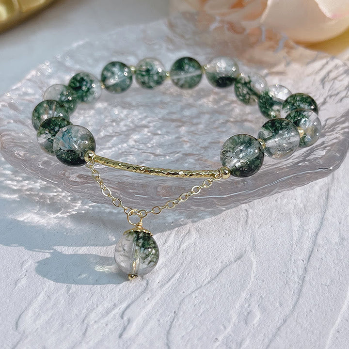 Armband Grün Phantom Kristall Selbstvertrauen auf weißer Oberfläche Nahaufnahme
