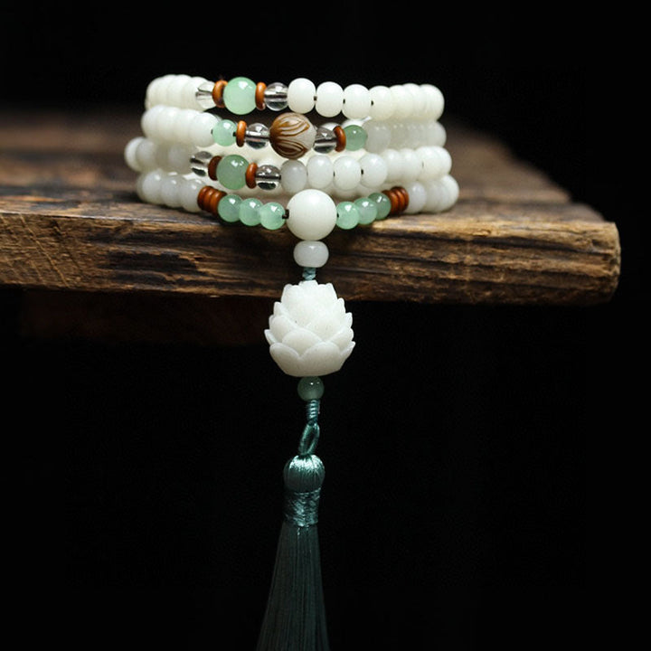 Mala Armband Jade weiß grün Holz Quaste Naturstein Schutzstein displayed