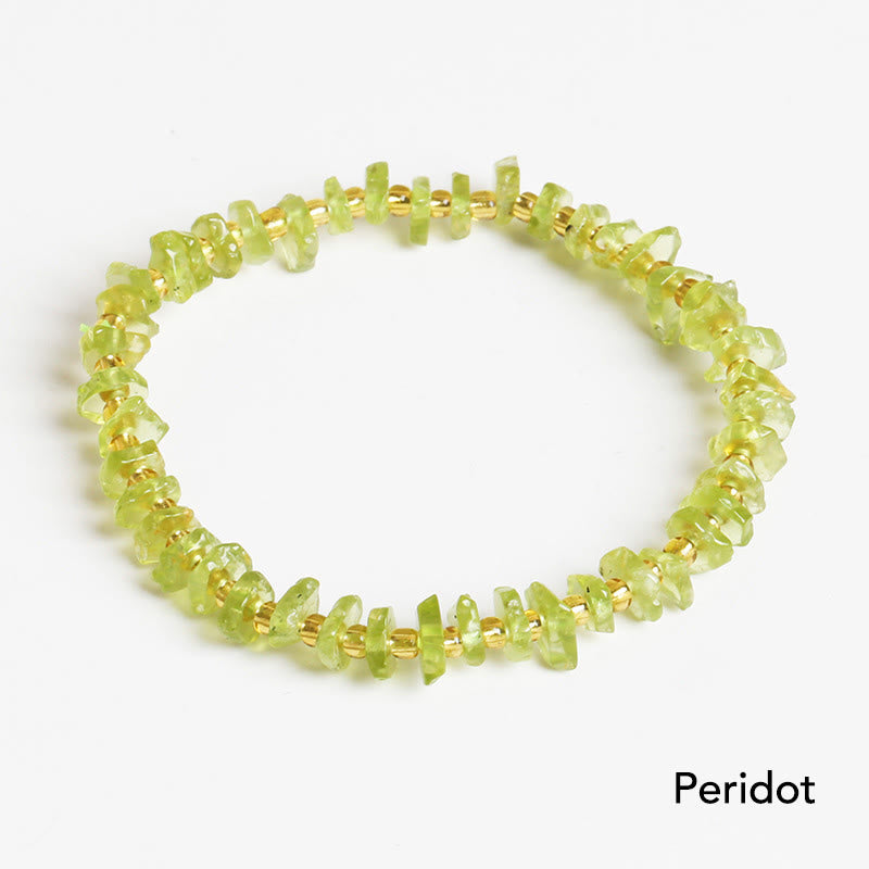 Peridot Armband Kristall – Balance grüne Natursteine elastisch getragen