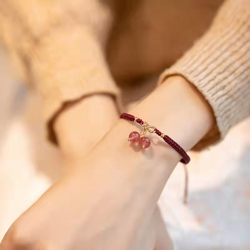 Armband Erdbeerquarz Amethyst mit burgunderrotem Faden am Handgelenk
